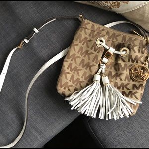 Micheal Kors Camden signature crossbody purse